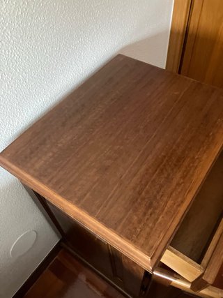 Dos mesitas de noche de madera