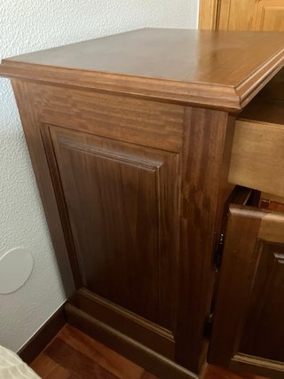 Dos mesitas de noche de madera