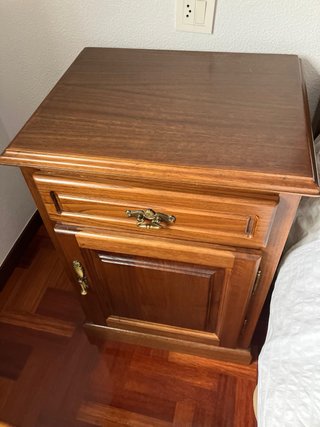 Dos mesitas de noche de madera