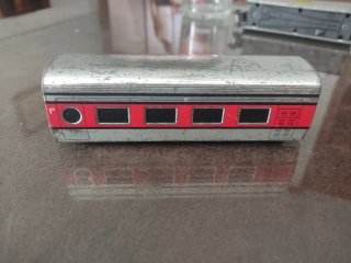 Tren eléctrico Pequeñen antiguo con vías