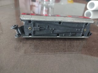 Tren eléctrico Pequeñen antiguo con vías