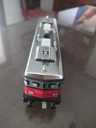 Tren eléctrico Pequeñen antiguo con vías