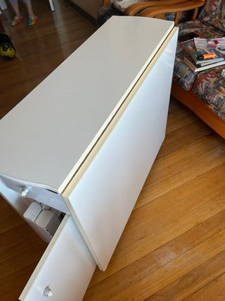 Mesa desplegable y 4 sillas blancas