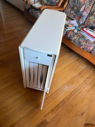Mesa desplegable y 4 sillas blancas