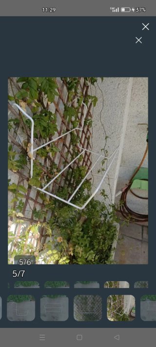 Soporte metálico con jardinera.