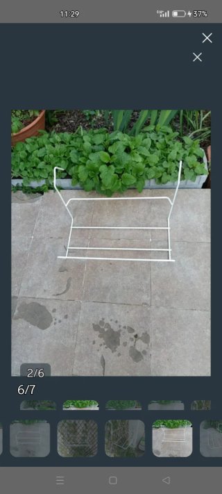 Soporte metálico con jardinera.
