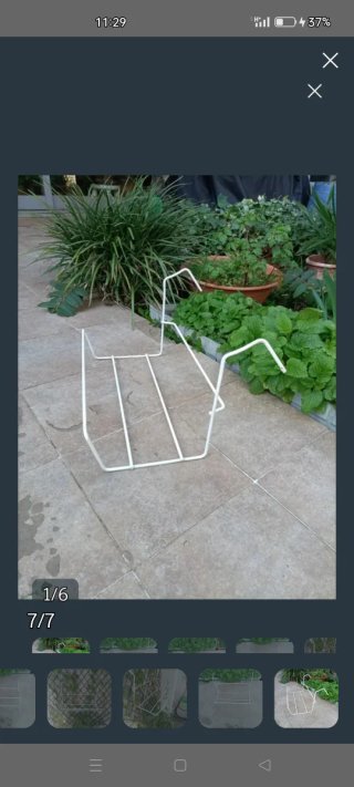 Soporte metálico con jardinera.