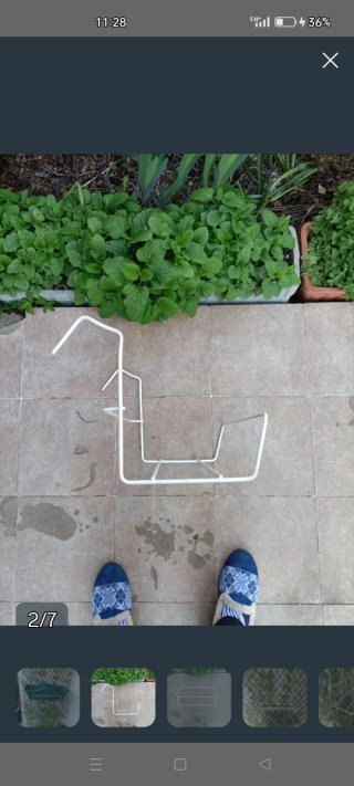 Soporte metálico con jardinera.