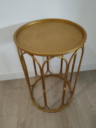 Mesa auxiliar metal dorado