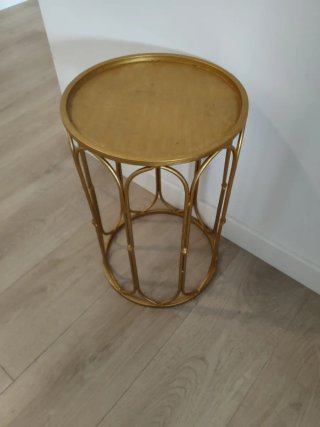 Mesa auxiliar metal dorado
