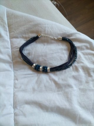 Collar cuero y pedrería azul plateado