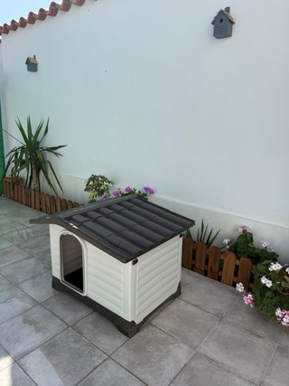 Casa para perro en gris y blanco