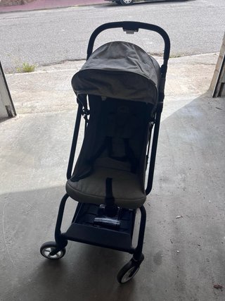 Carrito de bebé plegable y ligero.