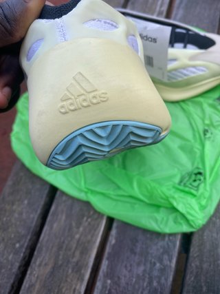 Adidas Yeezy 700 V3 Beige/Negro