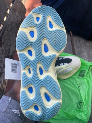 Adidas Yeezy 700 V3 Beige/Negro