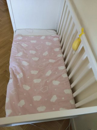 Cuna Ikea convertible en camita. Incluye colchón.