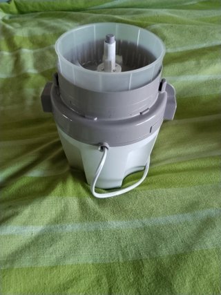 Licuadora Moulinex blanca y gris
