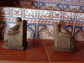 Pareja figuras monjes sentados terracota