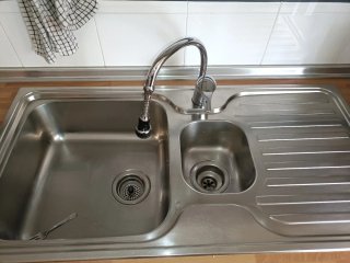 Muebles de cocina blancos y madera