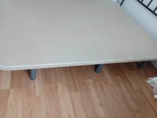 Somier tapizado con patas