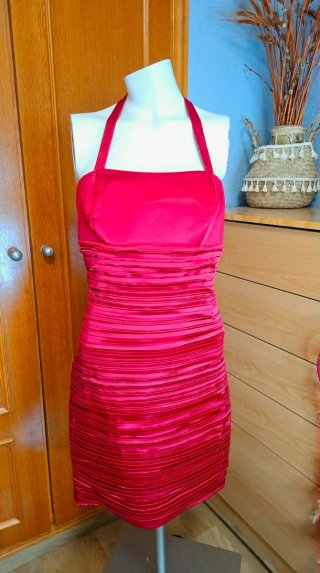 Vestido de fiesta rojo satinado
