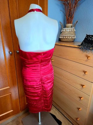 Vestido de fiesta rojo satinado