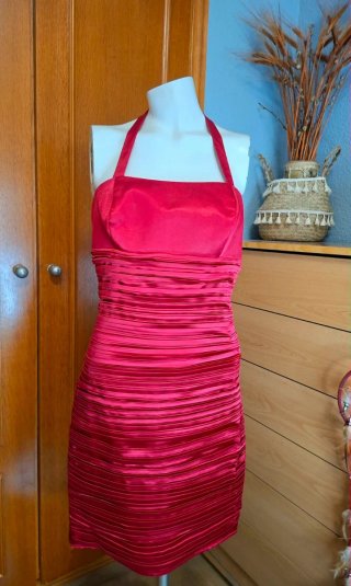 Vestido de fiesta rojo satinado