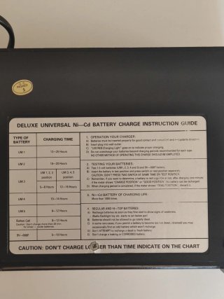 Caricabatterie universale per batterie ricaricabili Ni-Cd M