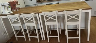 Isla de cocina con barra efecto madera.