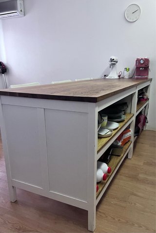 Isla de cocina con barra efecto madera.