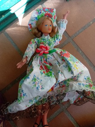 Muñeco bebé con gorrito y patucos