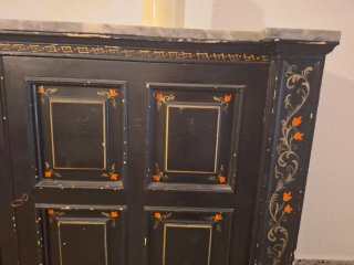 Mueble de entrada negro con detalles dorados