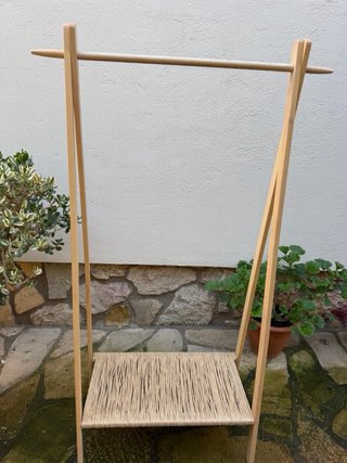 Burra de madera con balda de mimbre