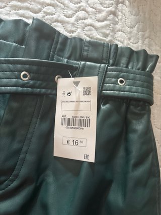 Falda de cuero verde con cinturón