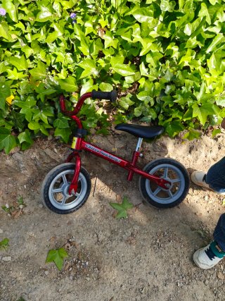 Bicicleta sin pedales Chicco roja