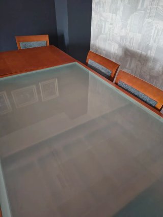 Mesa comedor cristal y sillas madera