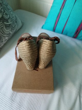Sandalias cuña esparto piel