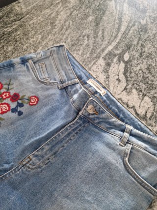 Jeans donna con ricami floreali