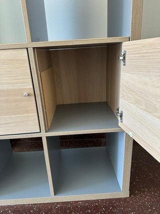 Estantería IKEA KALLAX con 2 cajones integrados.