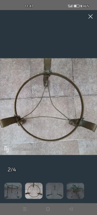 Soporte para macetas metálico.