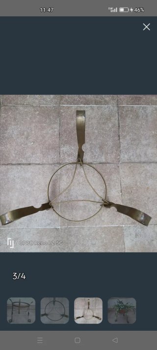 Soporte para macetas metálico.