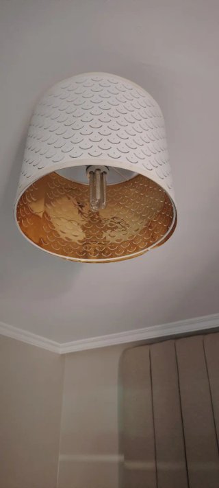 Lámpara de techo Ikea blanca y dorada