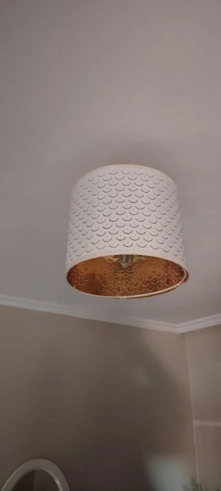 Lámpara de techo Ikea blanca y dorada