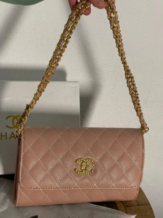 Bolso Chanel Rosa con Cadena Dorada