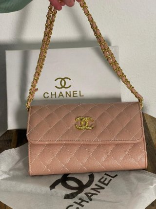 Bolso Chanel Rosa con Cadena Dorada