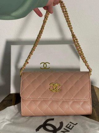 Bolso Chanel Rosa con Cadena Dorada