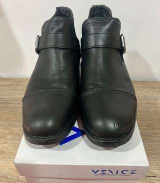 Botines de piel negros con hebilla