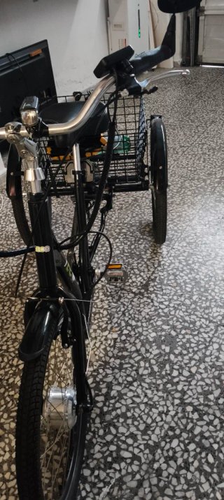 Triciclo Eléctrico Negro