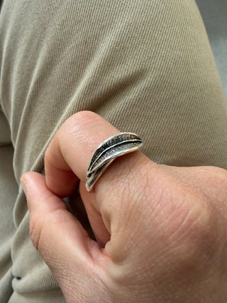 Anello a forma di piuma