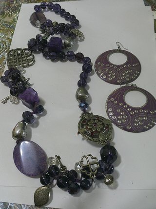 Collana e orecchini viola e argento
